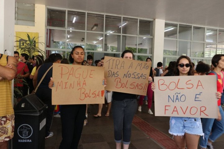 Cortes orçamentários impedem que a UFSM pague seus bolsistas
