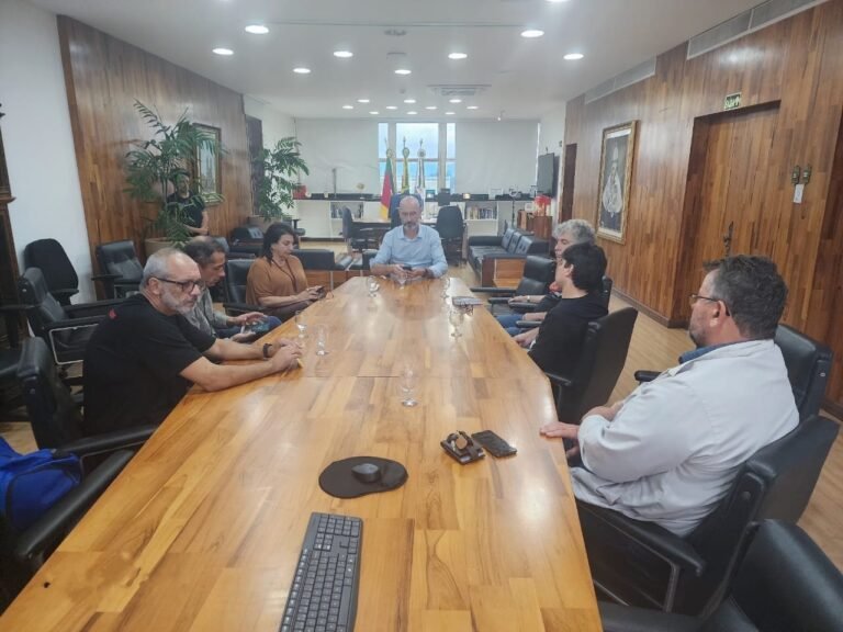 Ponto: Sinasefe SM discute com Reitor decisão que afeta EBTTs