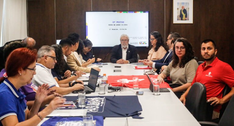 Governo descumpre acordo de greve e encerra GTPCCTAE