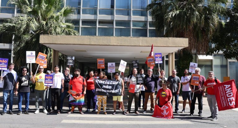 Manifestação de servidores cobra cumprimento dos acordos de greve