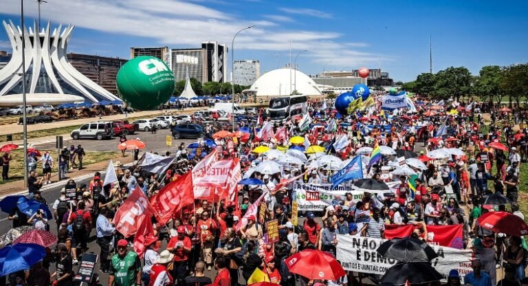 Marcha em Brasília pressiona contra Reforma Administrativa