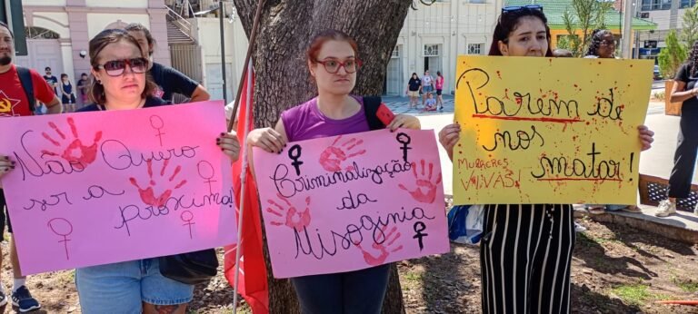 Mulheres vão às ruas contra o feminicídio em Santa Maria
