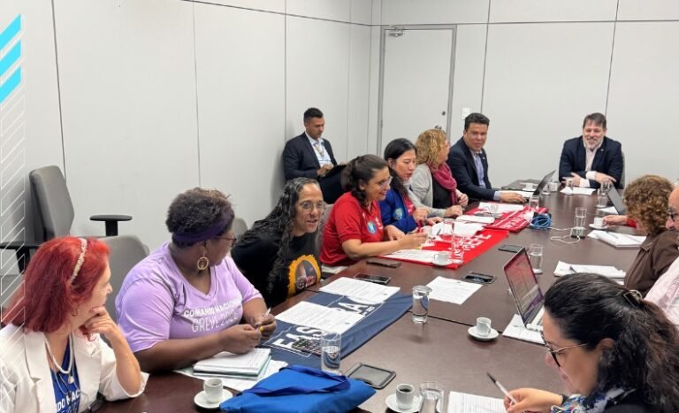 MEC reafirma a sindicatos o fim do ponto eletrônico para docente EBTT; e RSC para TAEs